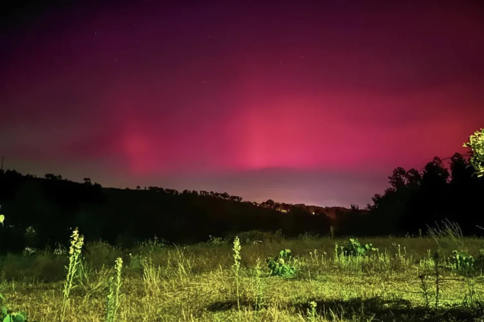 Aurora Boreal Enfeita o Céu de Portugal: Um Espetáculo de Luzes Naturais Raras